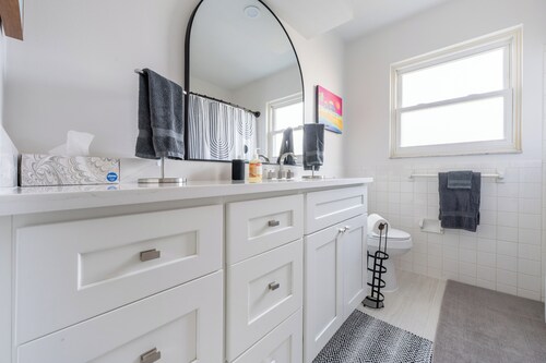 Charming 3-bedroom house with AC in Sunny Venice... High End Pool/Fenced in yard