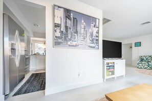 Interior - Charming 3-bedroom house with AC in Sunny Venice... High End Pool/Fenced in yard (Venice)