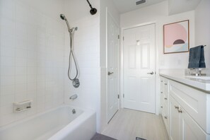 Shower, hair dryer, towels, soap - Charming 3-bedroom house with AC in Sunny Venice... High End Pool/Fenced in yard (Venice)