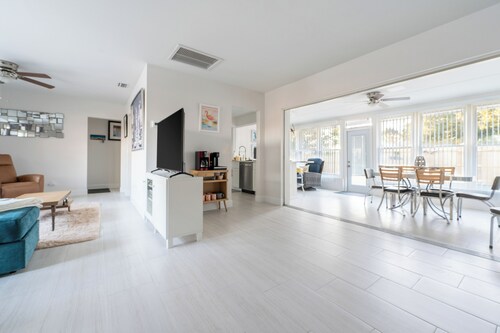 Charming 3-bedroom house with AC in Sunny Venice... High End Pool/Fenced in yard
