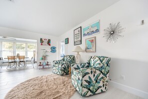 Interior - Charming 3-bedroom house with AC in Sunny Venice... High End Pool/Fenced in yard (Venice)