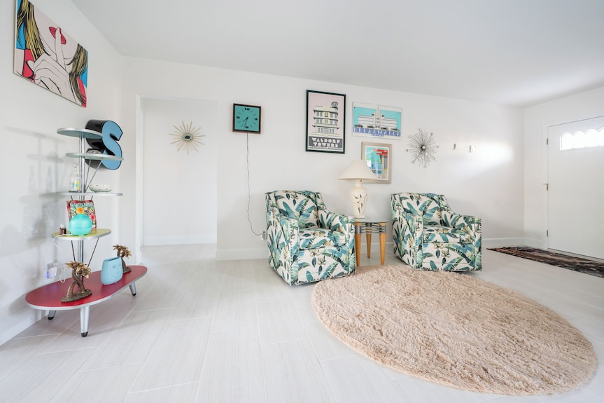 Charming 3-bedroom House With Ac In Sunny Venice... High End Pool/fenced In Yard - Venice, FL