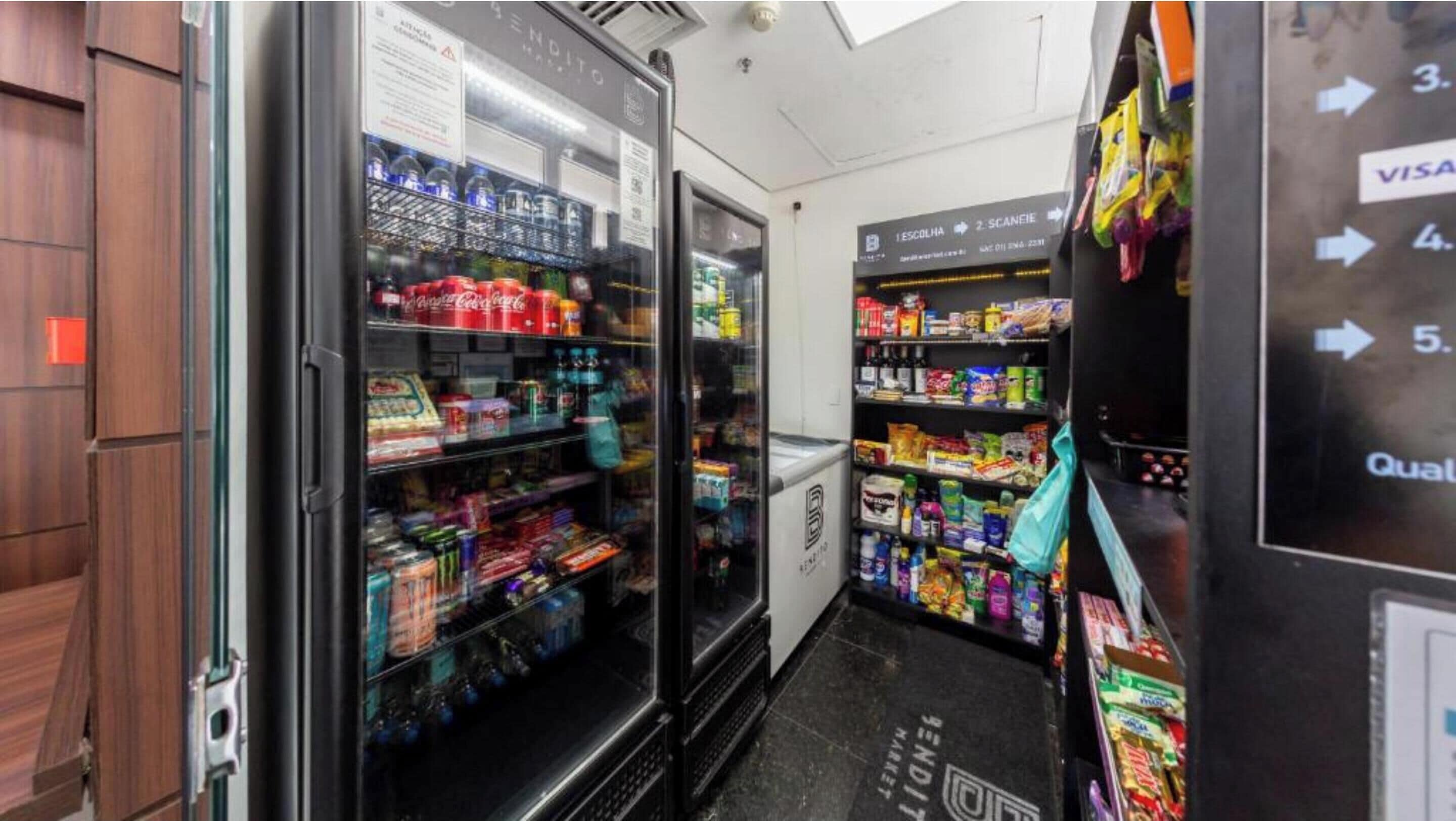 Ein schmaler Gang mit Getränke- und Snackautomaten.