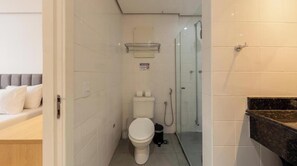 Standard Apartment | Bathroom | Shower, towels, soap, shampoo