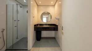 Standard Apartment | Bathroom | Shower, towels, soap, shampoo - Saint Charbel by HX (São Paulo)