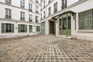 Exterior - Stylish 3BR Near Tuileries Gardens (Paris)