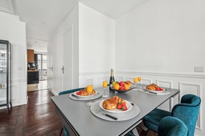 City Apartment, 3 Bedrooms, Non Smoking, Courtyard View | Living area - Stylish 3BR Near Tuileries Gardens (Paris)