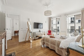 City Apartment, 3 Bedrooms, Non Smoking, Courtyard View | Iron/ironing board, cribs (surcharge), WiFi (free), bed sheets - Stylish 3BR Near Tuileries Gardens (Paris)