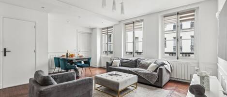 City Apartment, 3 Bedrooms, Non Smoking, Courtyard View | Living area