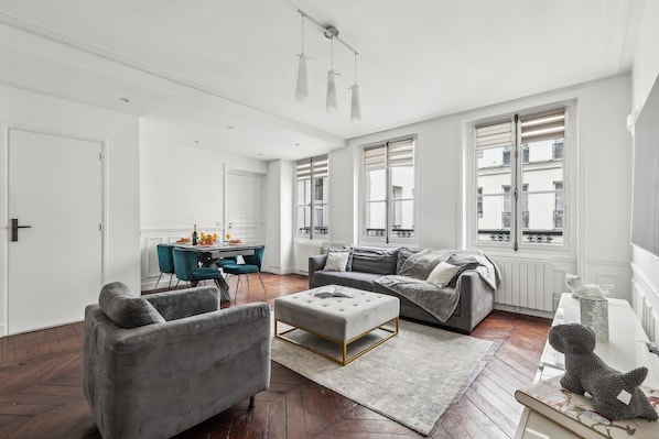 City Apartment, 3 Bedrooms, Non Smoking, Courtyard View | Living area | 40-inch Smart TV with satellite channels - Stylish 3BR Near Tuileries Gardens (Paris)