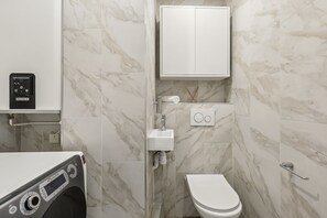 City Apartment, 3 Bedrooms, Non Smoking, Courtyard View | Bathroom - Stylish 3BR Near Tuileries Gardens (Paris)