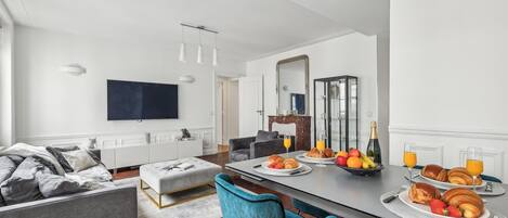 Departamento urbano, 3 habitaciones, para no fumadores, vista al patio | Área de sala de estar | Smart TV de 40 pulgadas con canales vía satélite