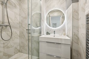 City Apartment, 3 Bedrooms, Non Smoking, Courtyard View | Bathroom - Stylish 3BR Near Tuileries Gardens (Paris)