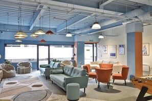 Área de estar no saguão