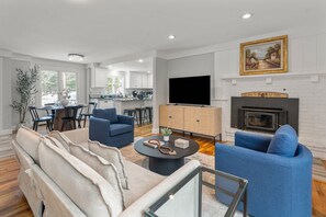 Een televisie, een open haard en een kantoor