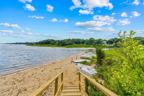 Falmouth Family Home: Beach, Fire Pit & Games!