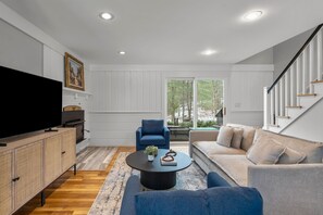 Een televisie, een open haard en een kantoor