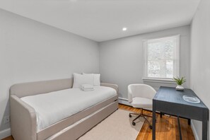 Een bureau, een strijkplank/strijkijzer, reisbedje, wifi