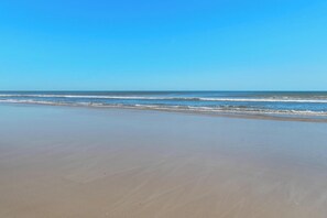 On the beach - Island House I205: Oceanfront, steps to pool, budget friendly (Saint Augustine)