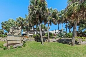 Property grounds - Island House I205: Oceanfront, steps to pool, budget friendly (Saint Augustine)