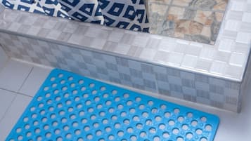 Comfort-lejlighed - terrasse - udsigt til have | Badeværelse | Bruser, gratis toiletartikler, hårtørrer, hjemmesko