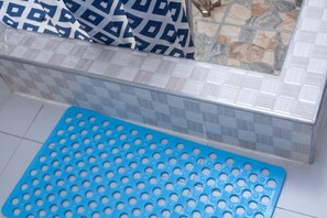 Comfort Apartment, Patio, Garden View | Bathroom