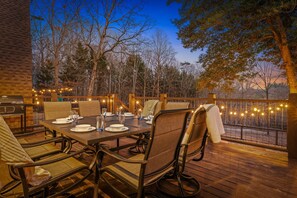 Outdoor dining - Relax & Reconnect at this Thoughtful River Retreat (Mount Airy)