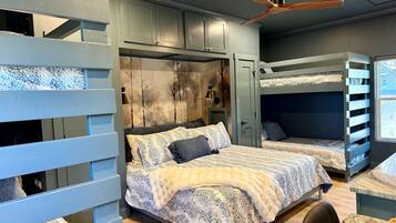 Bureau, fer et planche à repasser, lit parapluie, Wi-Fi gratuit