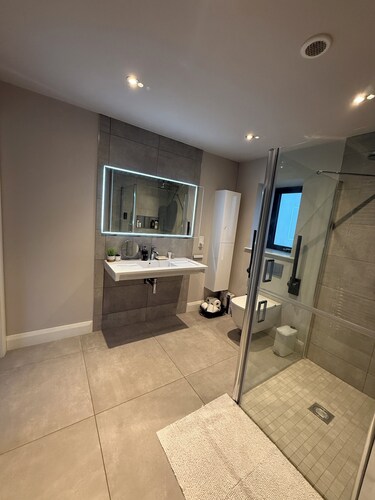 Modern Accessible Annex for Families & Professionals Near Bangor Coast