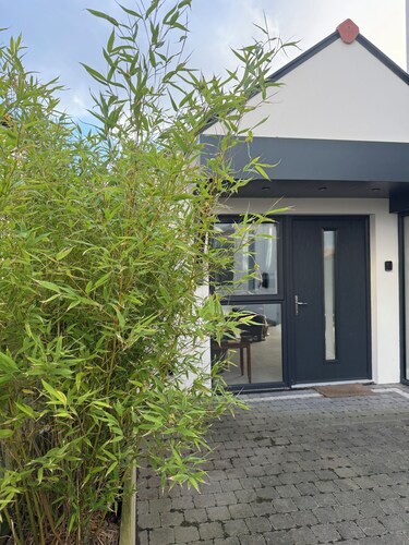 Modern Accessible Annex for Families & Professionals Near Bangor Coast