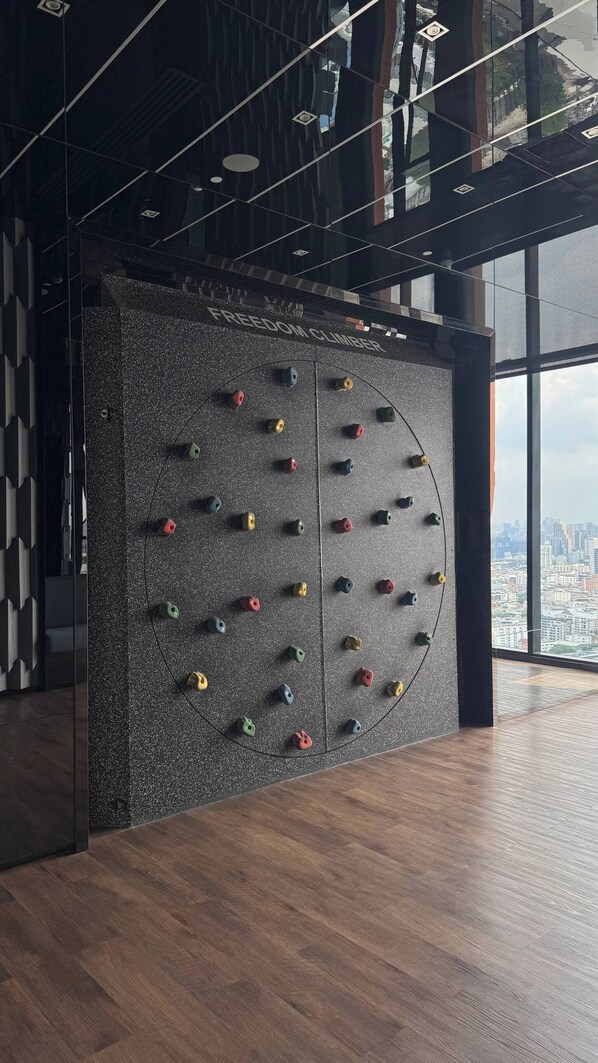 Room, 1 Bedroom, Balcony, Garden View | Interior - Room-next to the Subway, Huaikhwang's mo (Bangkok)