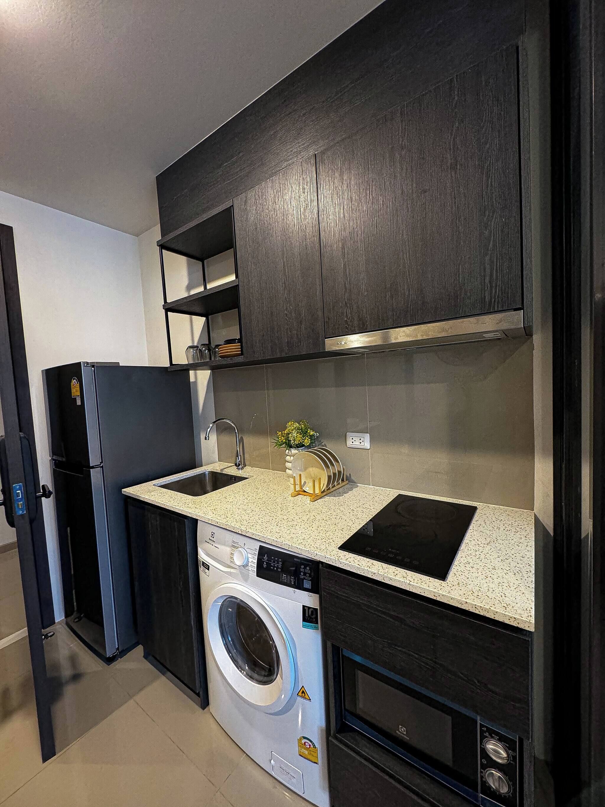 Room, 1 Bedroom, Balcony, Garden View | Laundry