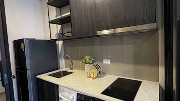 Room, 1 Bedroom, Balcony, Garden View | Laundry