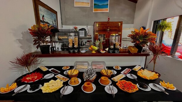 Une table de buffet proposant divers plats et une machine à café.