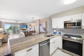 Fridge, microwave, oven, stovetop - Plantation Palms 6203 by Liquid Life (Gulf Shores)