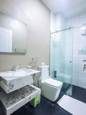 Kahden hengen standard-huone, parveke, merinäköala | Kylpyhuone