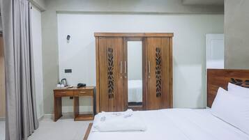 Standard Double Room, Balcony, Sea View | Peti besi dalam bilik, Wi-fi percuma
