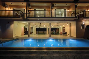 Kahden hengen standard-huone, parveke, merinäköala | Uima-allas | Ulkouima-allas