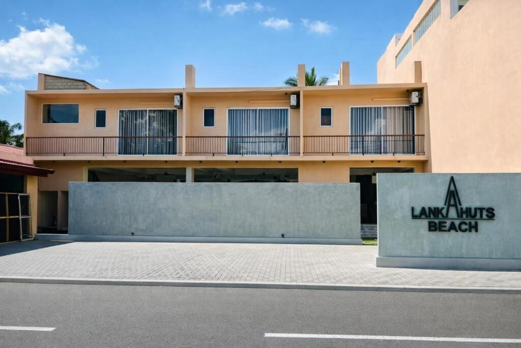 Un edificio moderno con un cartel que dice 'LANKAHUTS BEACH'.