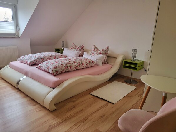 1 chambre, bureau, fer et planche à repasser, lit parapluie