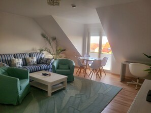 Books, music library - SUNNY HOLIDAY APARTMENT, 2sqm, terrace, parking space, pets allowed (Erfurt)