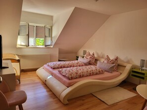 1 bedroom, desk, iron/ironing board, travel cot - SUNNY HOLIDAY APARTMENT, 2sqm, terrace, parking space, pets allowed (Erfurt)
