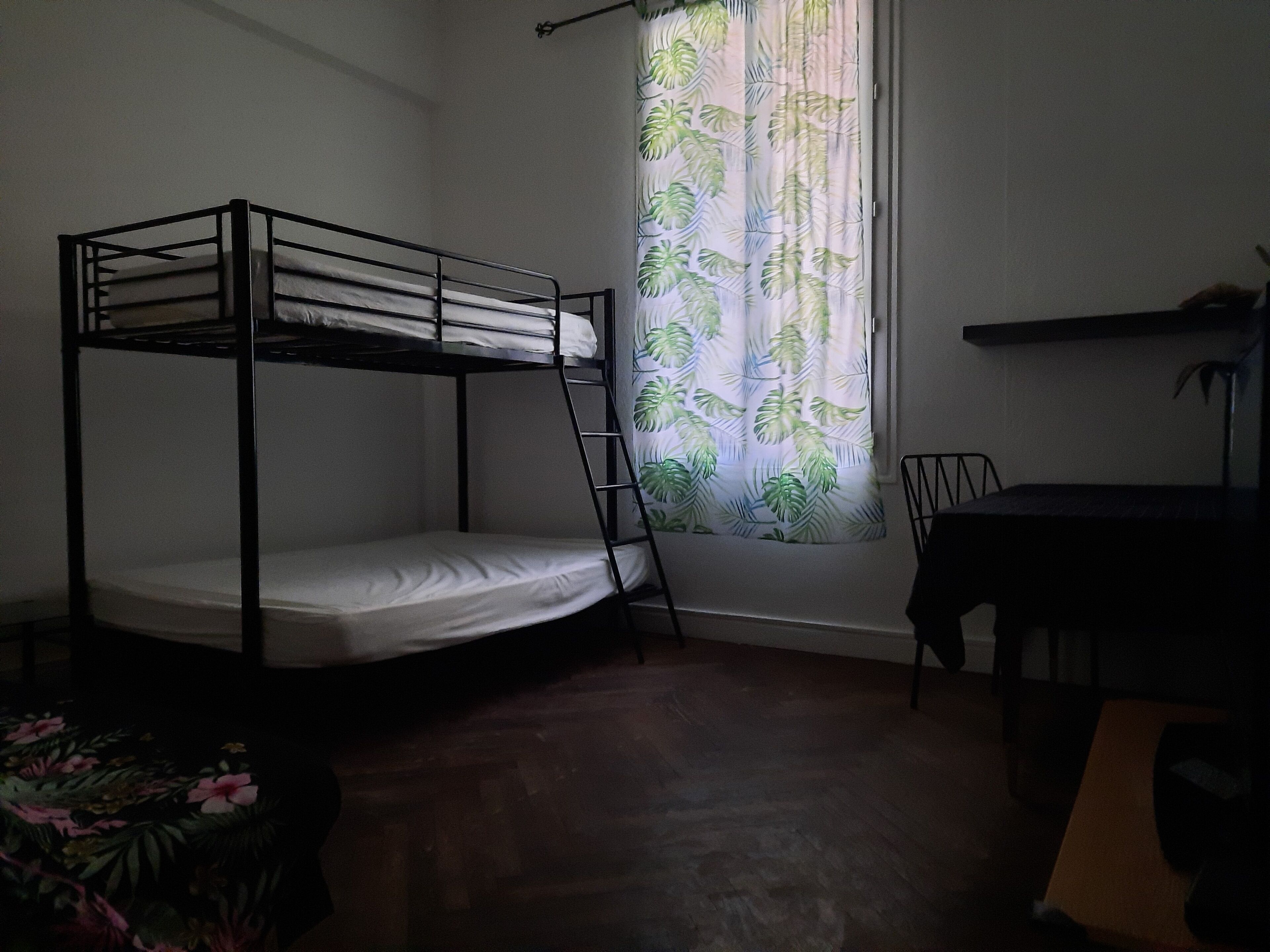 2 bedrooms, internet, bed sheets