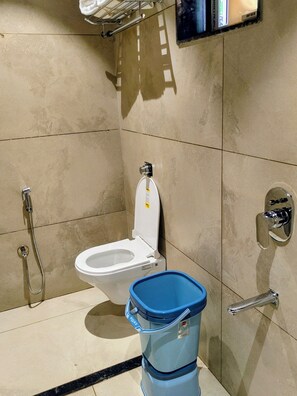 Habitación superior, vistas a la ciudad | Baño | Ducha, artículos de higiene personal gratuitos, toallas y jabón