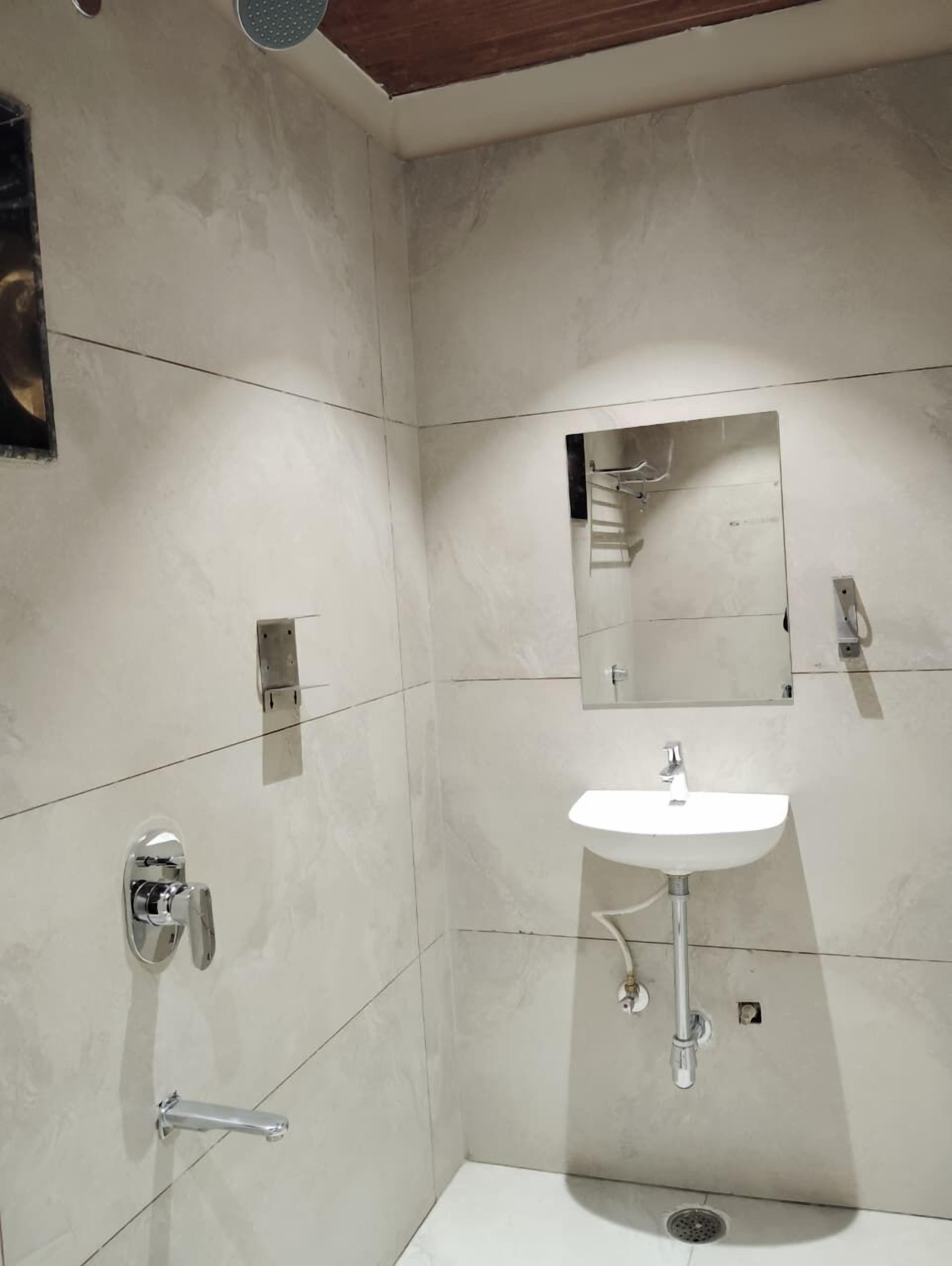 Superior-værelse - byudsigt | Badeværelse | Bruser, gratis toiletartikler, håndklæder, Sæbe