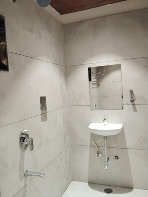 Superior-værelse - byudsigt | Badeværelse | Bruser, gratis toiletartikler, håndklæder, Sæbe