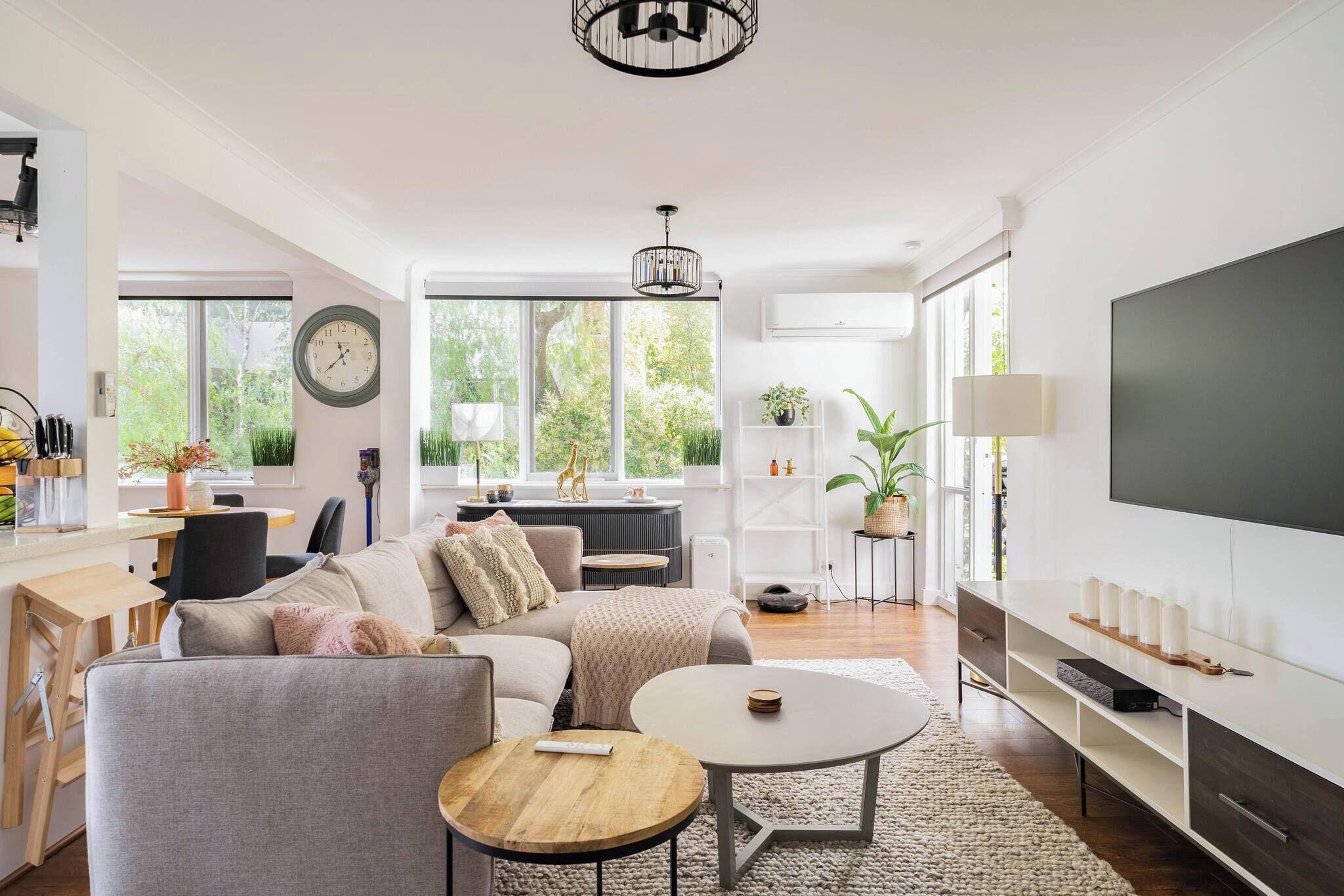 Apartment, 3 Bedrooms, Balcony, Garden View | Living room | Books