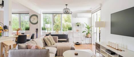 Apartment, 3 Bedrooms, Balcony, Garden View | Living room | Books