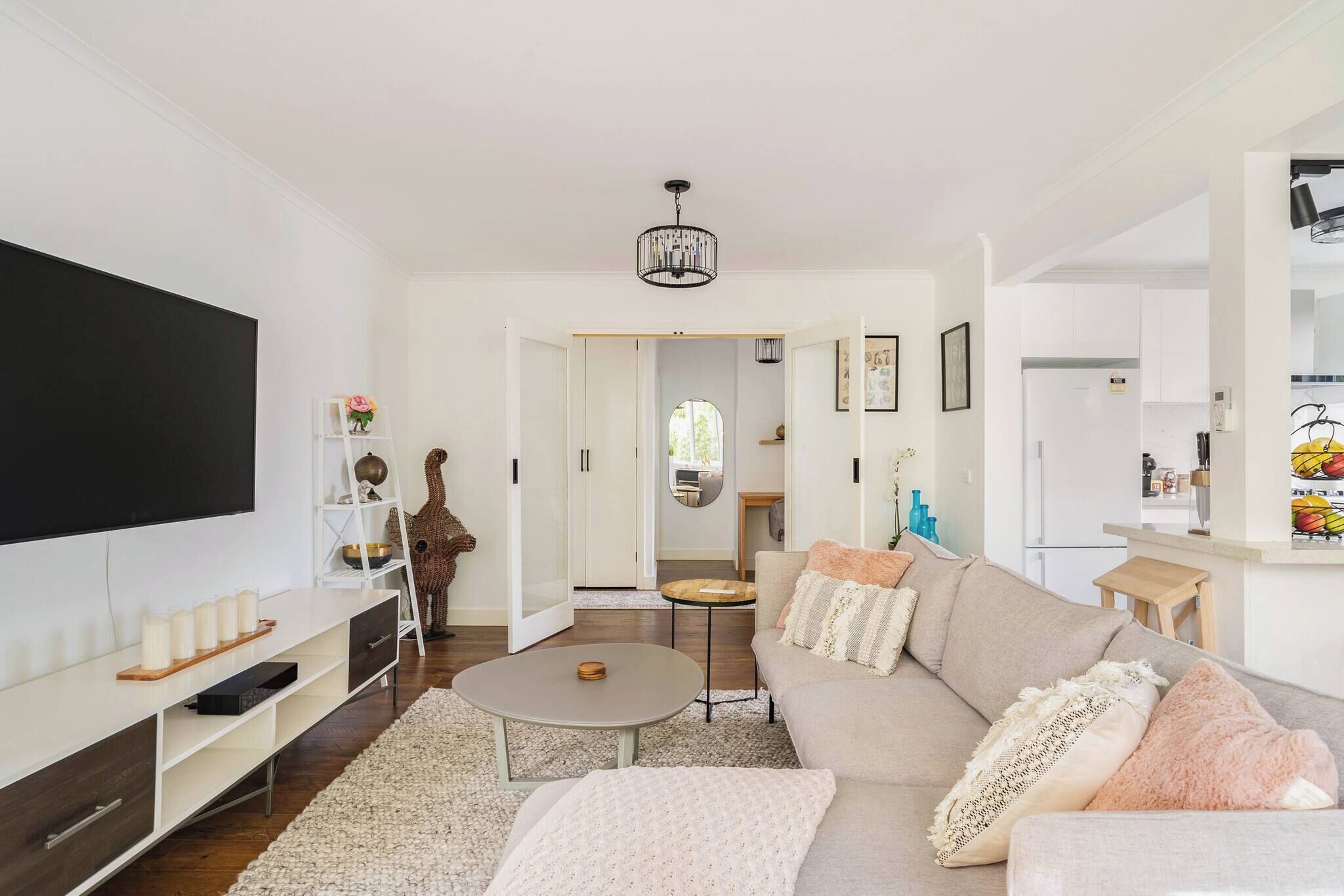 Huoneisto, 3 makuuhuonetta, parveke, näköala puutarhaan | Olohuone | Kirjoja