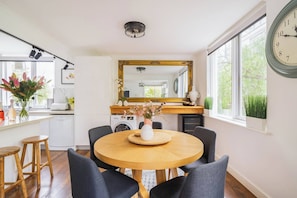 Dining room - 3bd 2 Bthtoorak Village Luxurious Apartment, Relax (Melbourne)